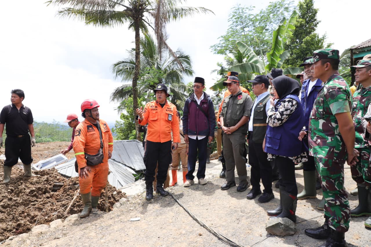 Tim SAR terus berkoordinasi menekukan korban hilang. (BeritaNasional/BNPB)