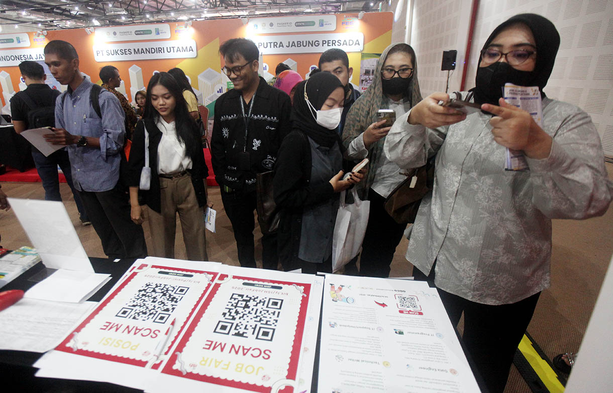Para pencari kerja melakukan scan kode barcode lowongan kerja dalam Ajang Jakarta Job Festival 2025 di Balai Kartini, Jakarta, Kamis (13/11/2025). (Beritanasional.com/Oke Atmaja)