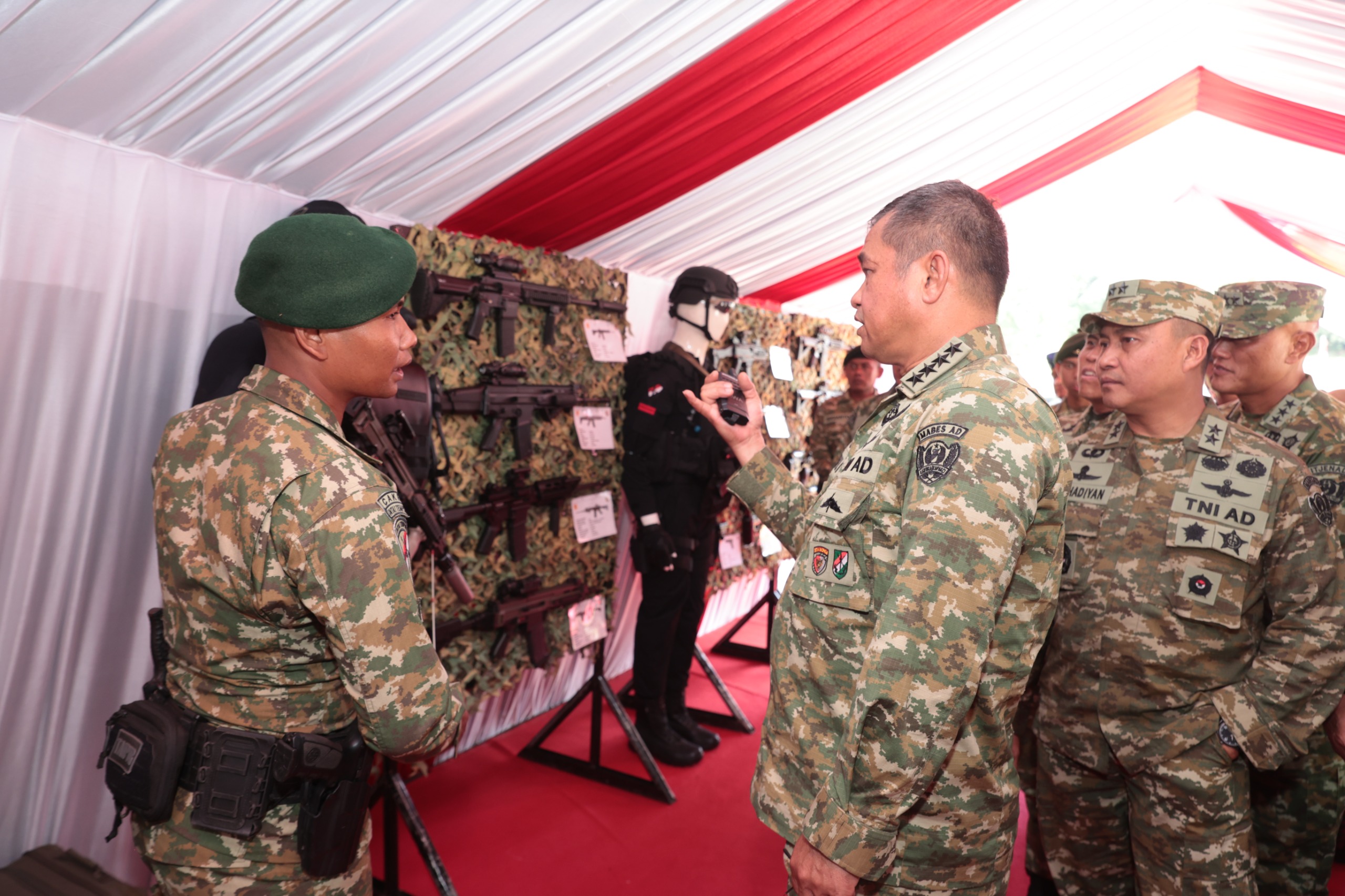 Kasad Jenderal TNI Maruli Simanjuntak meninjau Markas Batalyon Intai Tempur (Yontaipur) Kostrad di Cikarang, Jawa Barat. (BeritaNasional/Elvis/HO Dispenad)