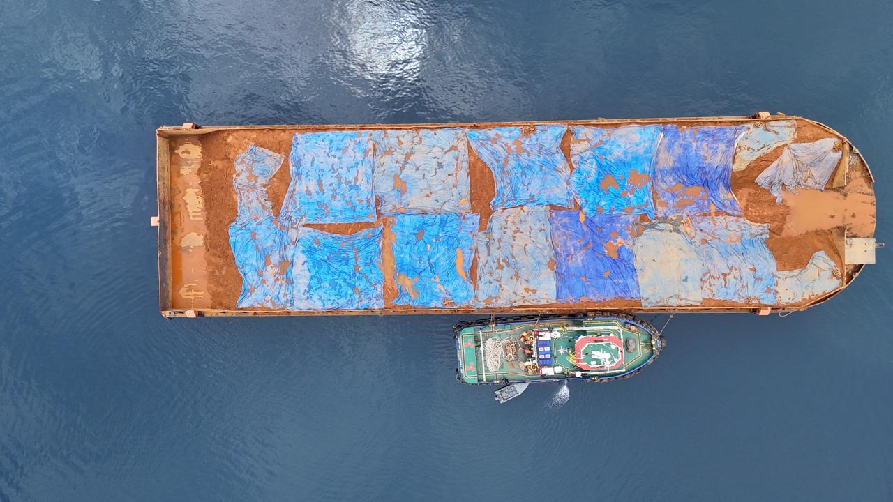 Penampakan dari atas kapal pengangkut ore nikel ilegal di perairan Sulawesi Utara ditangkap TNI AL. (BeritaNasional/Bachtiarudin)