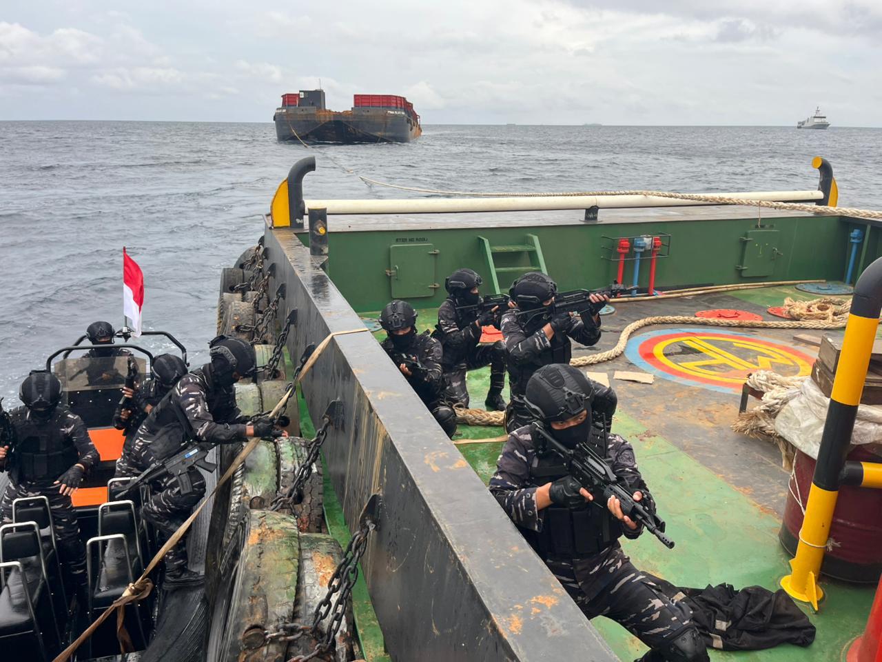TNI AL menindak dua kapal pengangkut nikel di Konawe Utara. (Foto/Dok TNI AL)