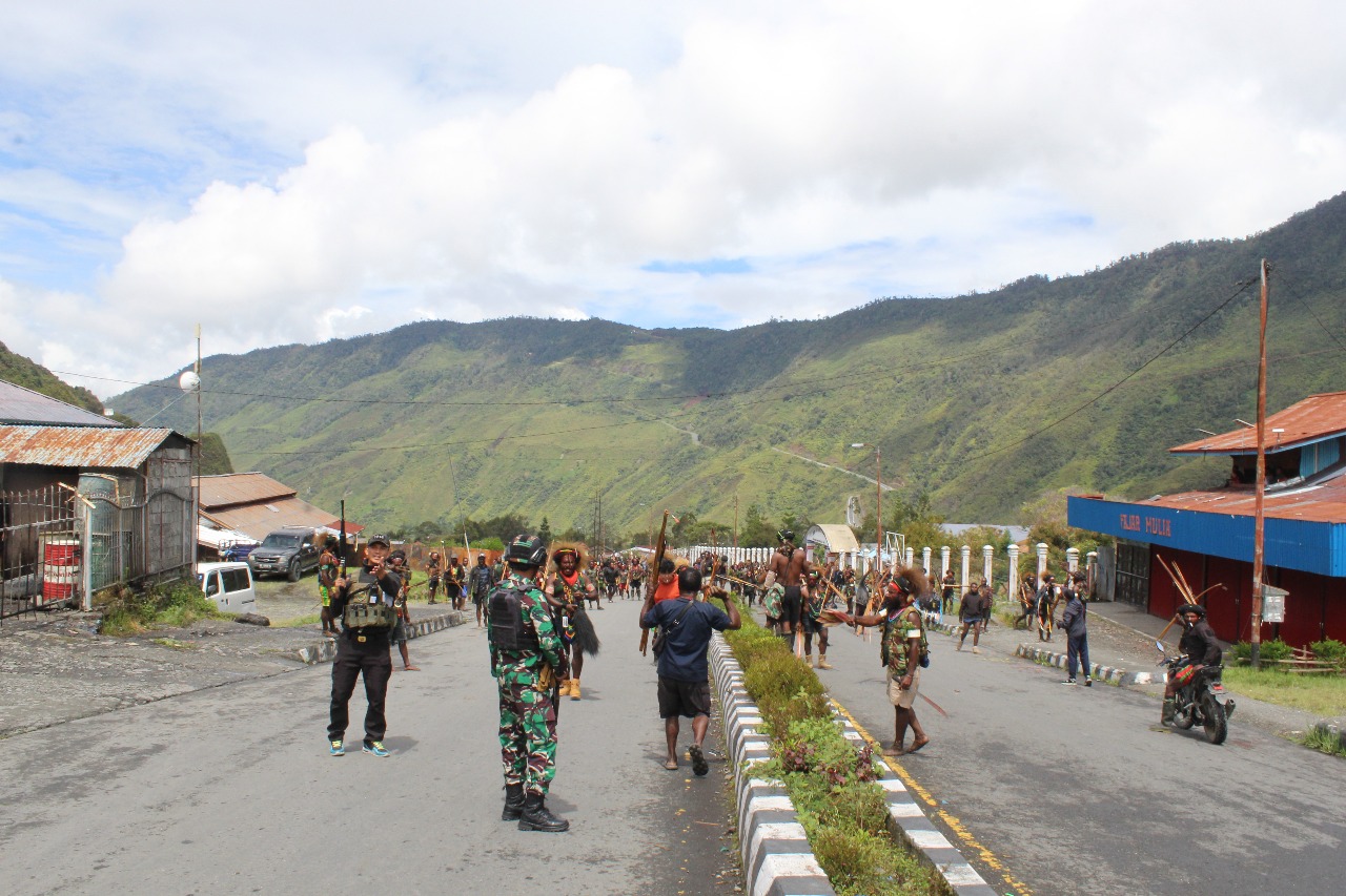 Prajurit TNI berhasil meredam perang suku akibat konflik pilkada di Puncak Jaya. (Foto/Dok TNI)