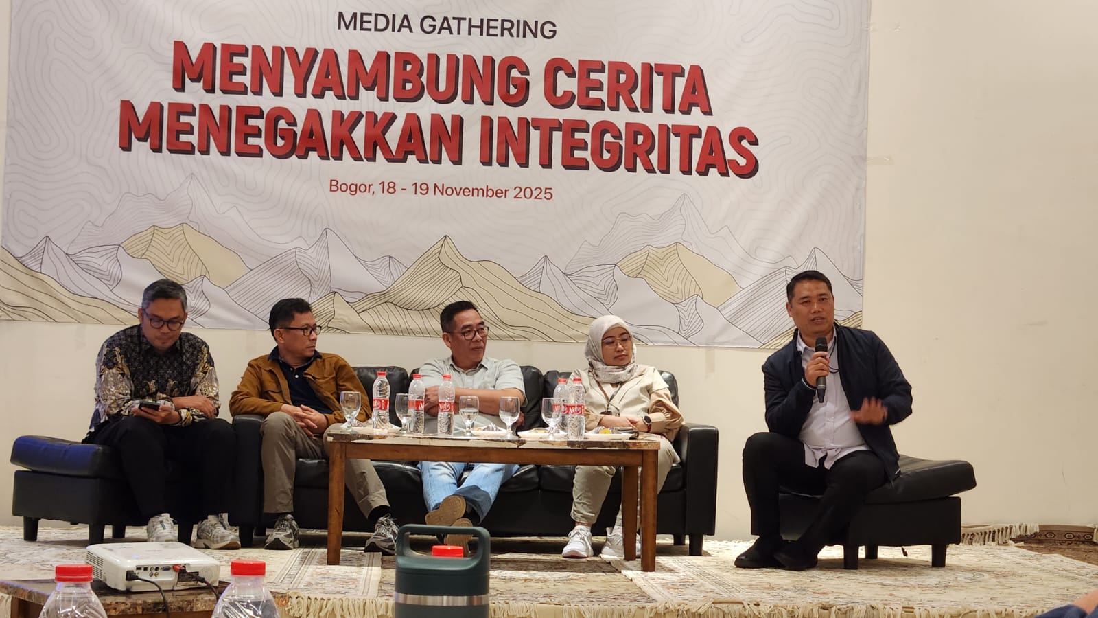 Direktur PP LHKPN KPK Herda Helmijaya (tengah) dalam sebuah acara diskusi. (BeritaNasional/Panji)