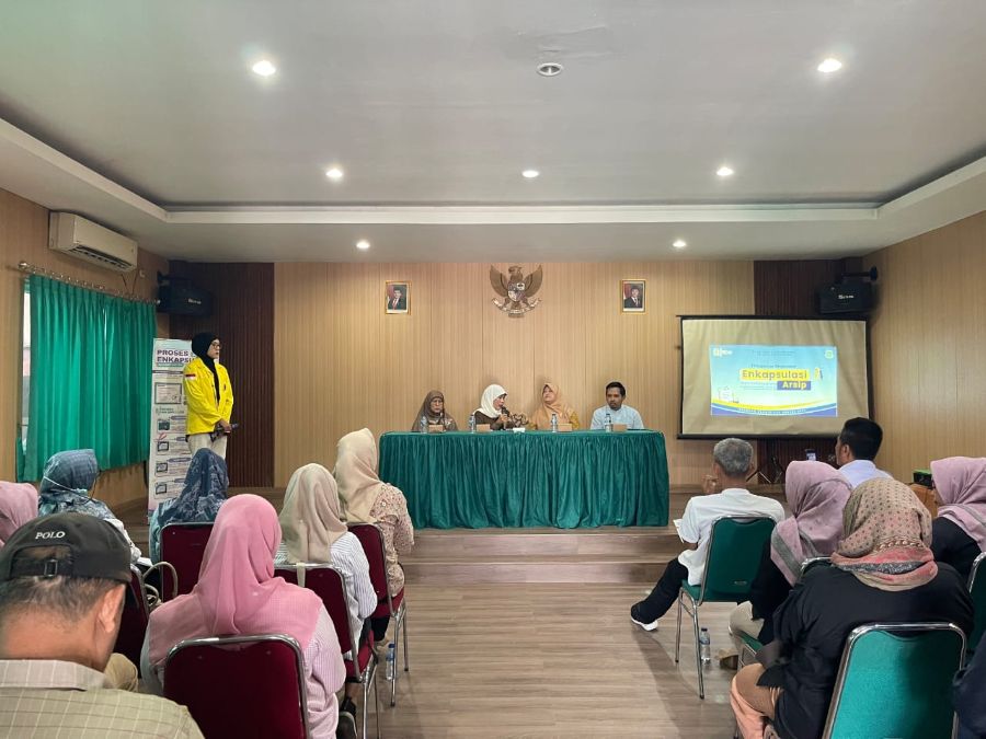 UI Ajak Warga Lengkong Karya Pahami Pentingnya Perlindungan Arsip Keluarga Lewat Metode Enkapsulasi Program Vokasi Manajemen Rekod dan Arsip UI gelar sosialisasi metode enkapsulasi arsip di Lengkong Karya, Tangerang Selatan. (Foto/doc. UI)