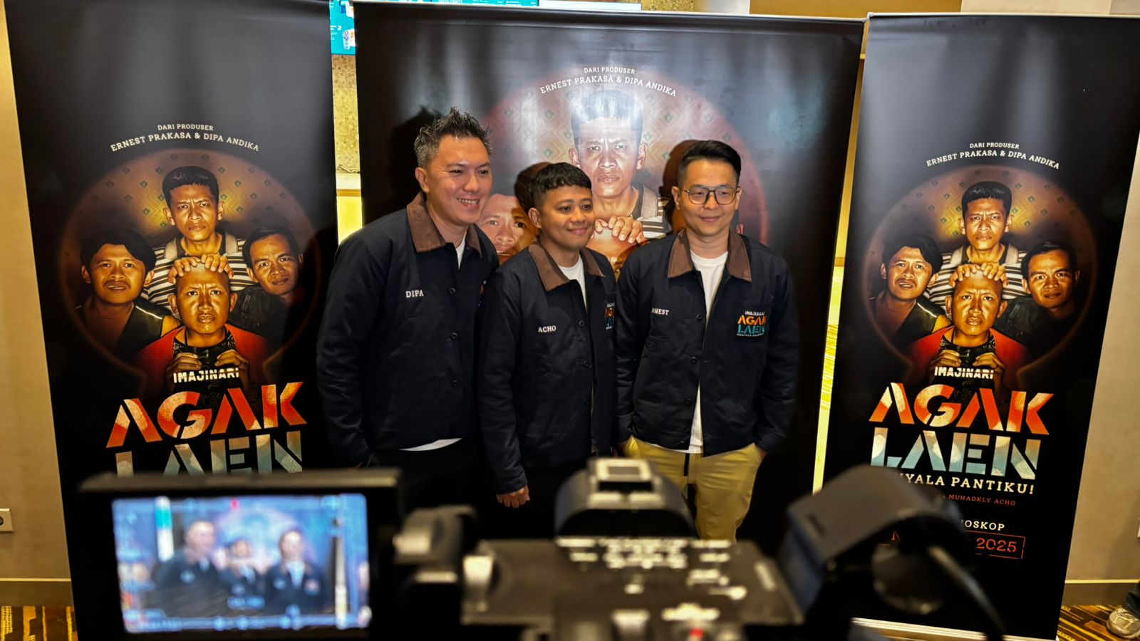 Director film Muhadkly Acho (tengah) dan Executive Producer Ernest Prakasa (kanan). (BeritaNasional/Satria)