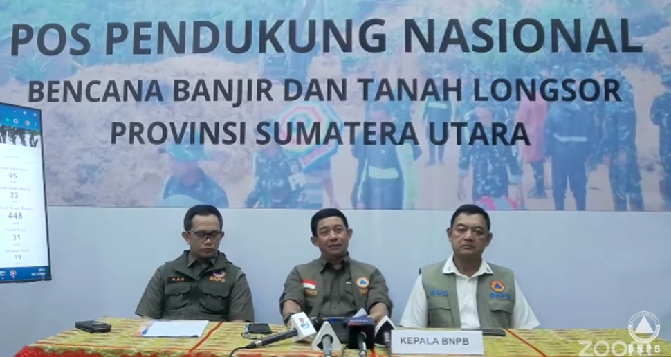 Kepala BNPB Letjen TNI Suharyanto (tengah) saat konferensi pers. (Foto/YouTube BNPB)