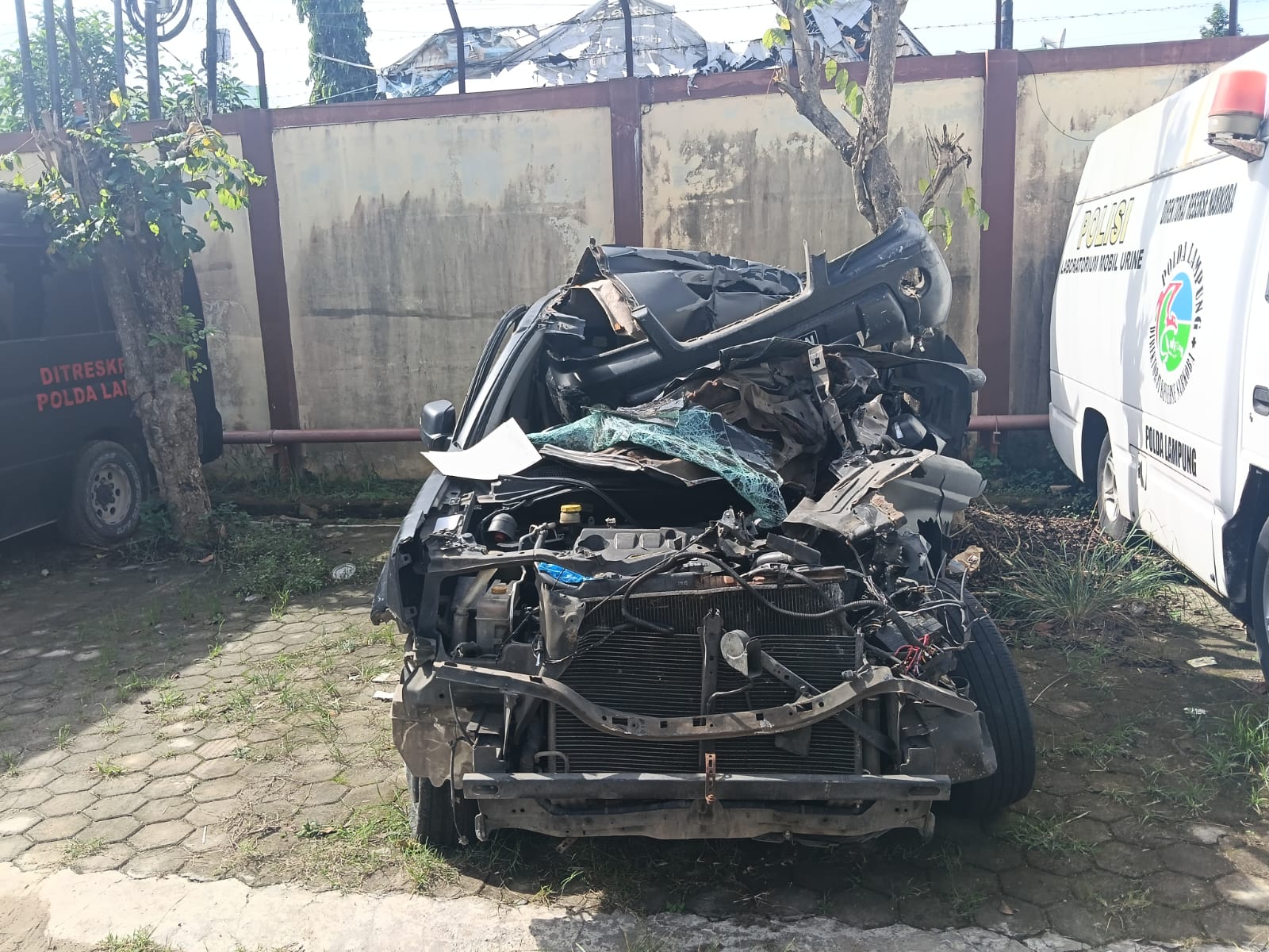 Mobil X-Trail pembawa ekstasi yang sempat mengalami kecelakaan di Jalan Tol Trans Sumatera. (Foto/istimewa)