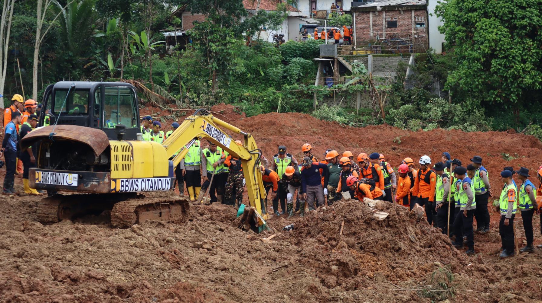 Update longsor Cilacap, 2 jenazah kembali ditemukan dan 10 orang masih dalam pencarian. (Foto/BNPB)