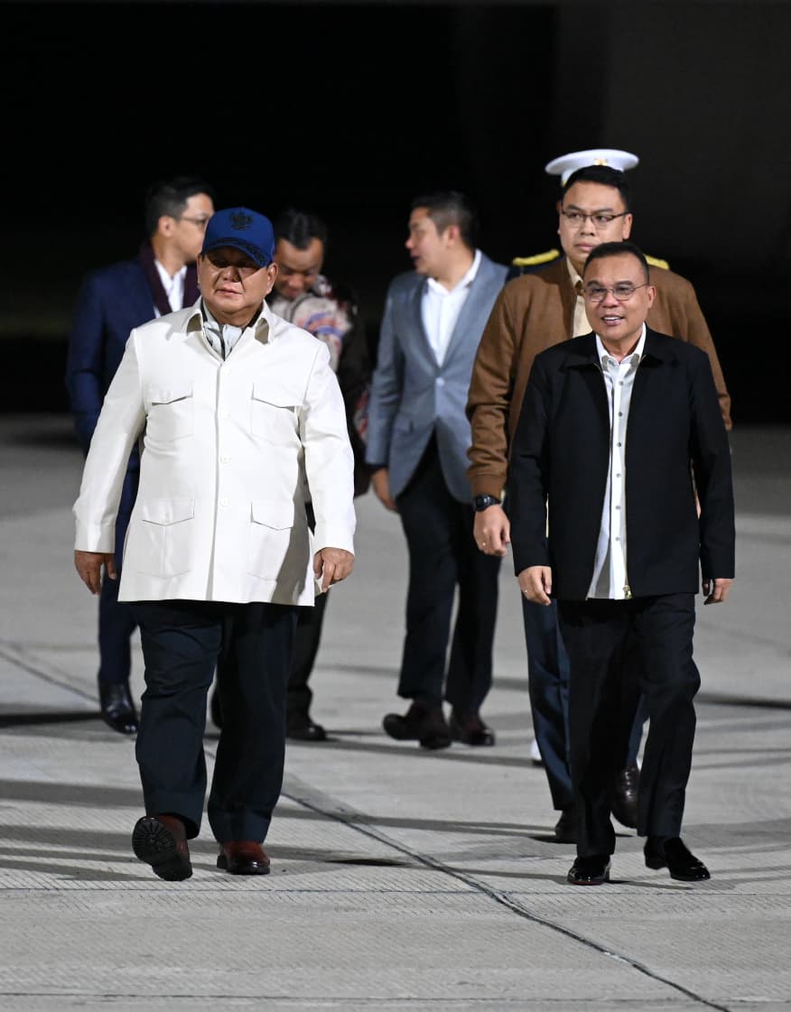 Presiden Prabowo Subianto bersama Pimpinan DPR Sufmi Dasco Ahmad di Lanud Halim Perdana Kusuma Jakarta Timur. (BeritaNasional/Setpres)
