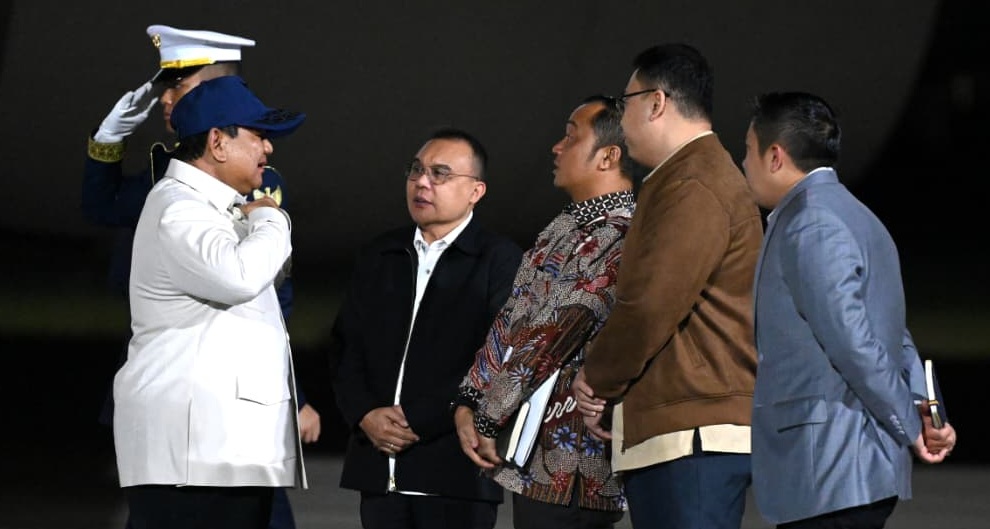 Presiden Prabowo Subianto bersama Pimpinan DPR Sufmi Dasco Ahmad di Lanud Halim Perdana Kusuma Jakarta Timur. (Foto/BPMI Setpres)