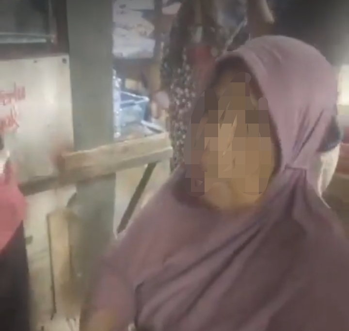 Nenek yang gunakan uang palsu berbelanja di pasar kawasan Kebon Jeruk Jakarta Barat. (BeritaNasional/Bachtiarudin)