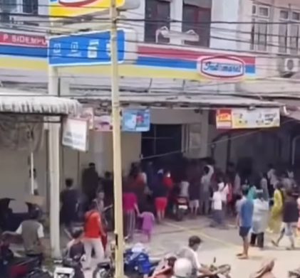 Viral warga korban banjir Sibolga dan Tapteng jarah minimarket, BNPB: bukan niat jahat. (Foto/Istimewa)