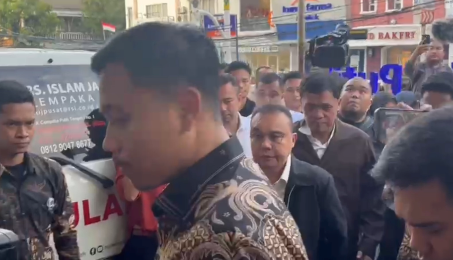 Momen Dasco Ahmad datangi RS Islam Jakarta menjenguk korban ledakan SMA 72 Kelapa Gading. (BeritaNasional/Ahda)