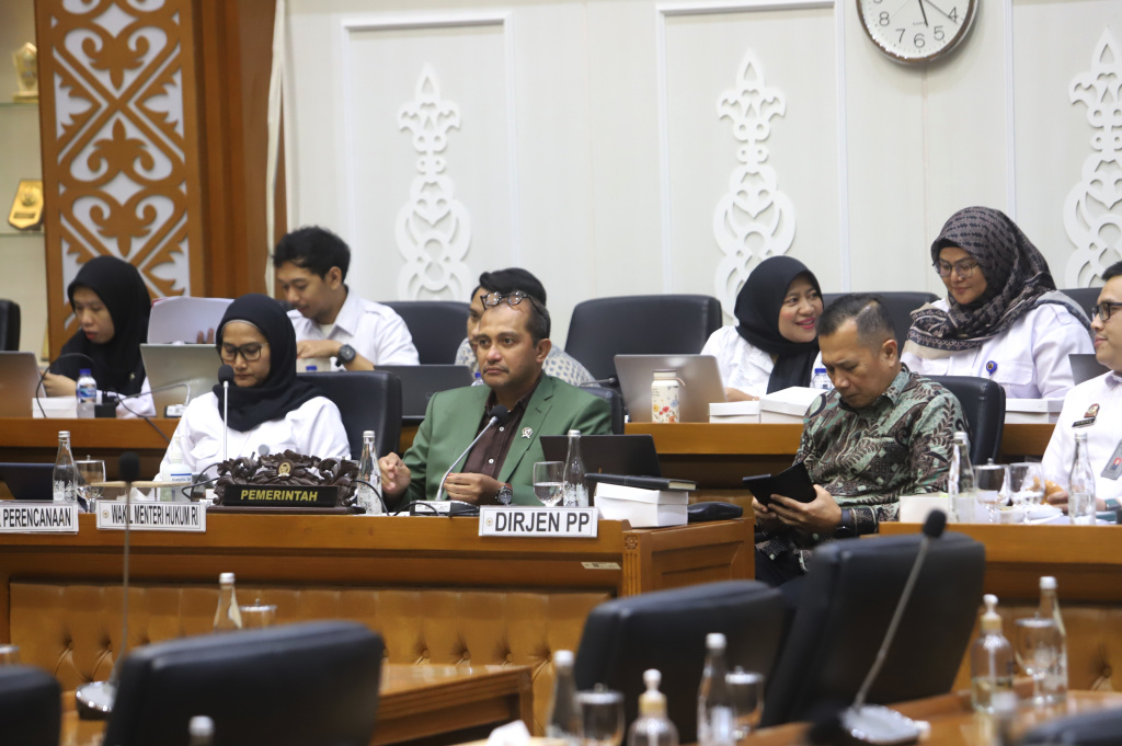 Wakil Menteri Hukum, Edward O.S. Hiariej (dua dari kiri) di Gedung Parlemen. (Ashar/SinPo.id)