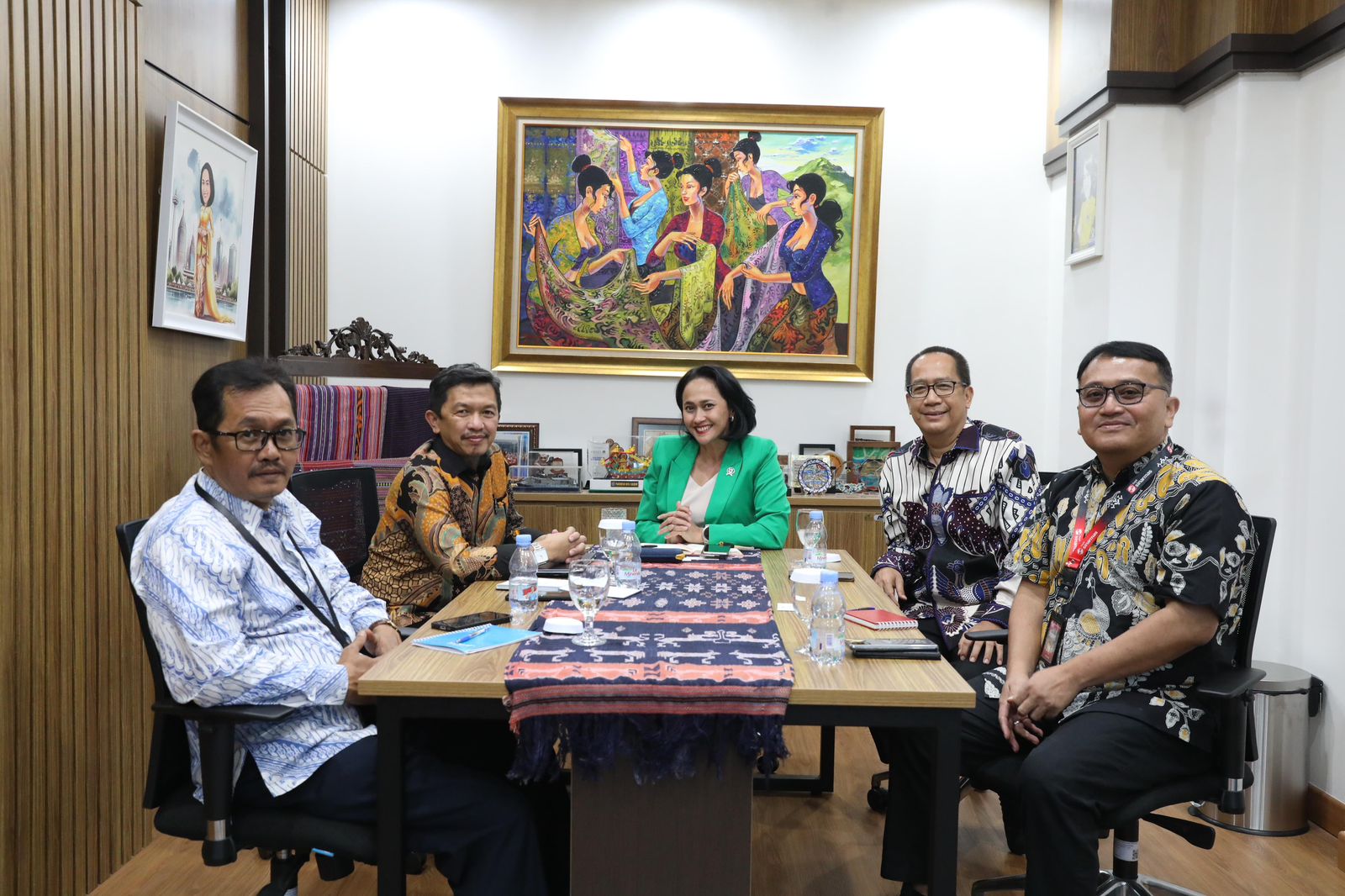 Wakil Menteri Pelindungan Pekerja Migran Indonesia (Wamen P2MI), Christina Aryani bertemu Bank Sinarmas di Kantor Kementerian P2MI. (BeritaNasional/Elvis/HO P2MI)