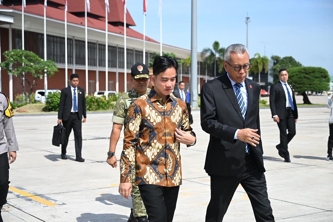 Wapres Gibran Rakabuming Raka meninjau berjalan di Bandara Halim Perdanakusuma hadiri KTT G20 di Afrika Selatn. (BeritaNasional/Setpres)