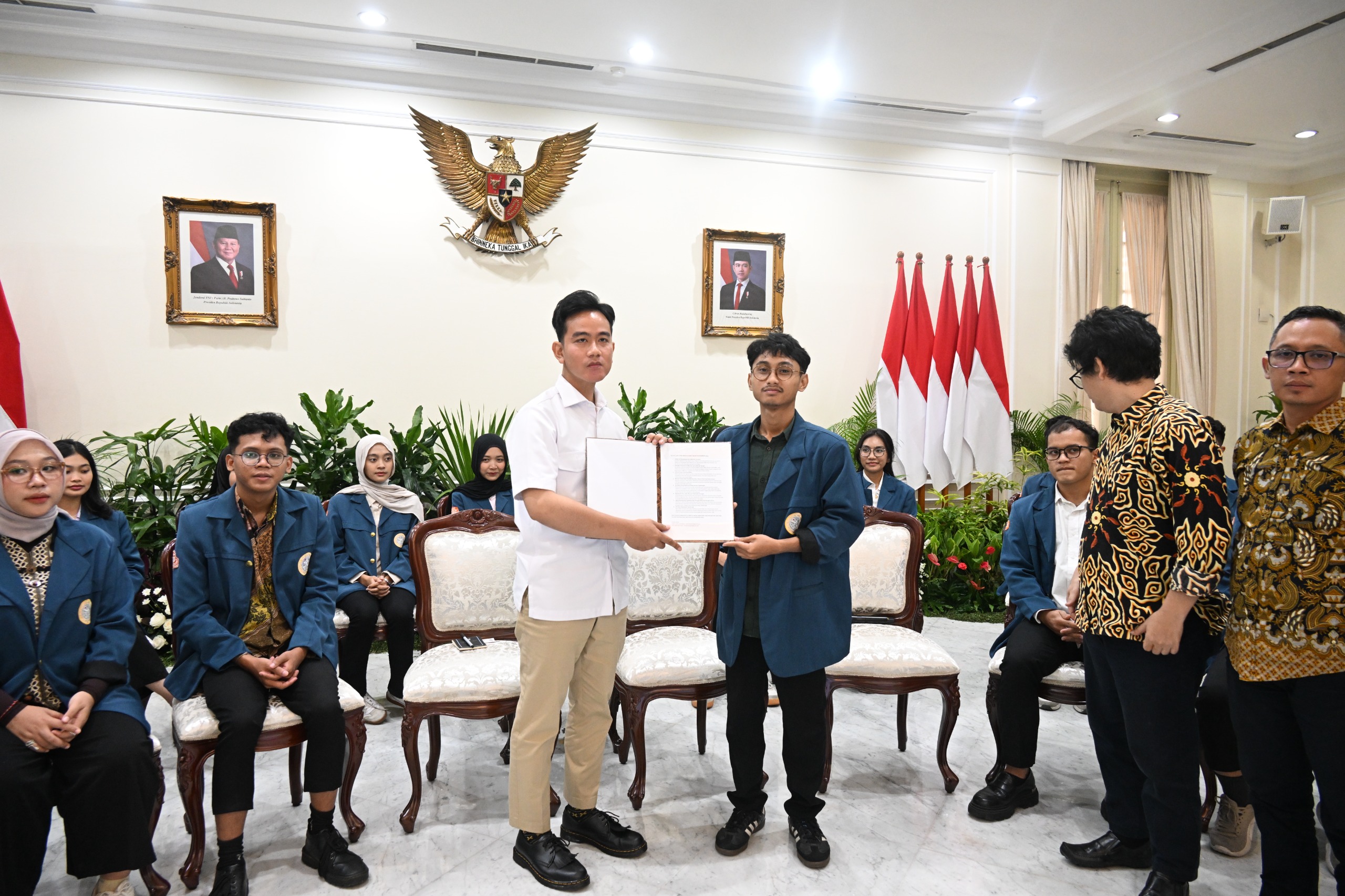 Wapres Gibran Rakabuming menerima kunjungan Mahasiswa Universitas Airlangga (Unair). (BeritaNasional/Elvis/HO Setwapres)