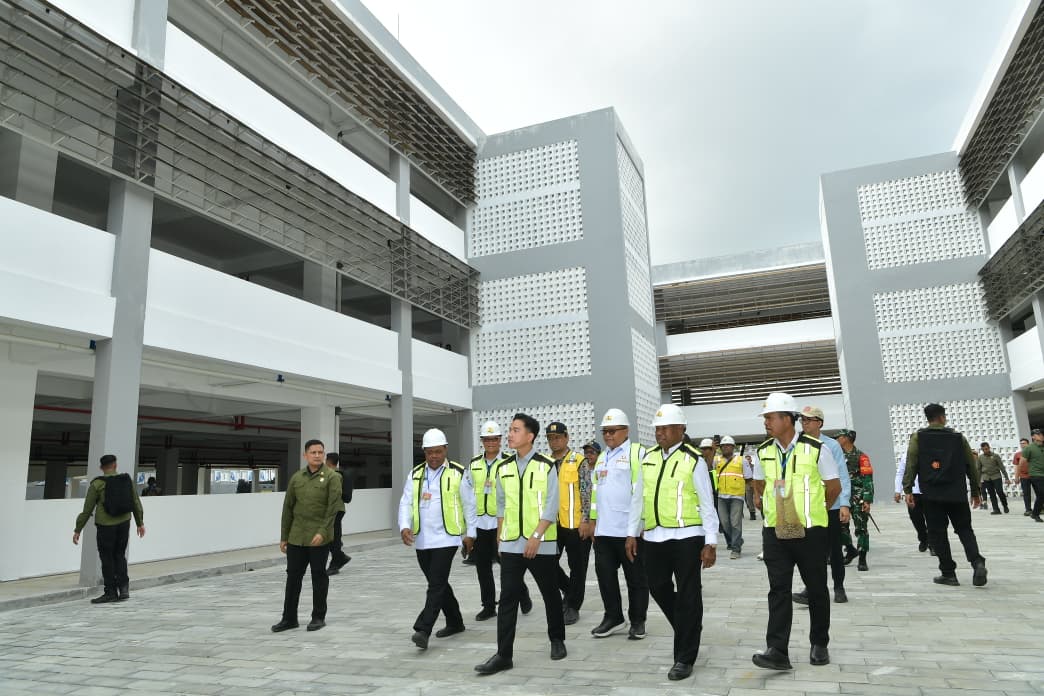 Wapres Gibran Rakabuming meninjau progres pembangunan Ruang Terbuka Publik (RTP) Borarsi. (BeritaNasional/Elvis/HO Setwapres)