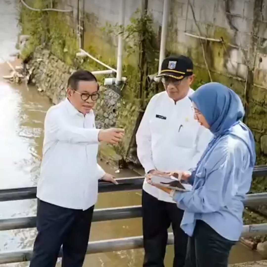 Gubernur DKI Jakarta Pramono Anung memberikan arahan saat meninjau kali Krukut Jakarta Selatan. (BeritaNasional/tangkapan layar)