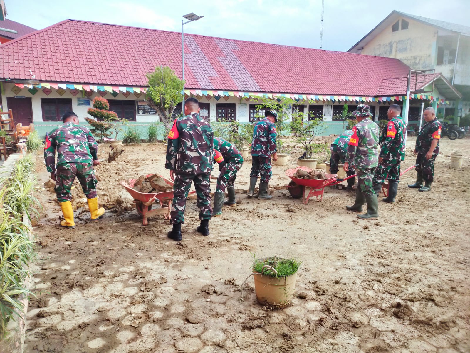 13 kabupaten/kota di Sumatera tetapkan status transisi darurat ke pemulihan bencana-Pembersihan Sekolah Dasar Negeri 2 Langsa, Aceh. (BeritaNasional/BNPB)