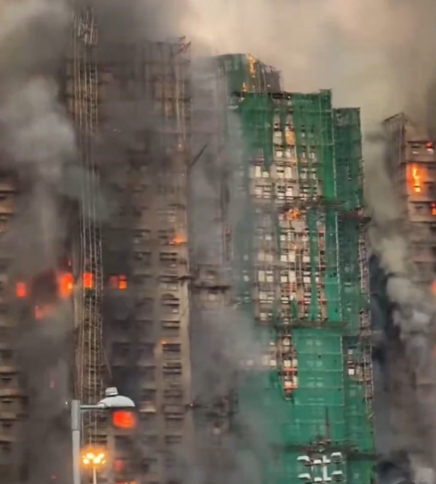 159 orang tewas dan 30 masih Hilang dalam kebakaran apartemen di Hong Kong. (Foto/X Khaorrescue)