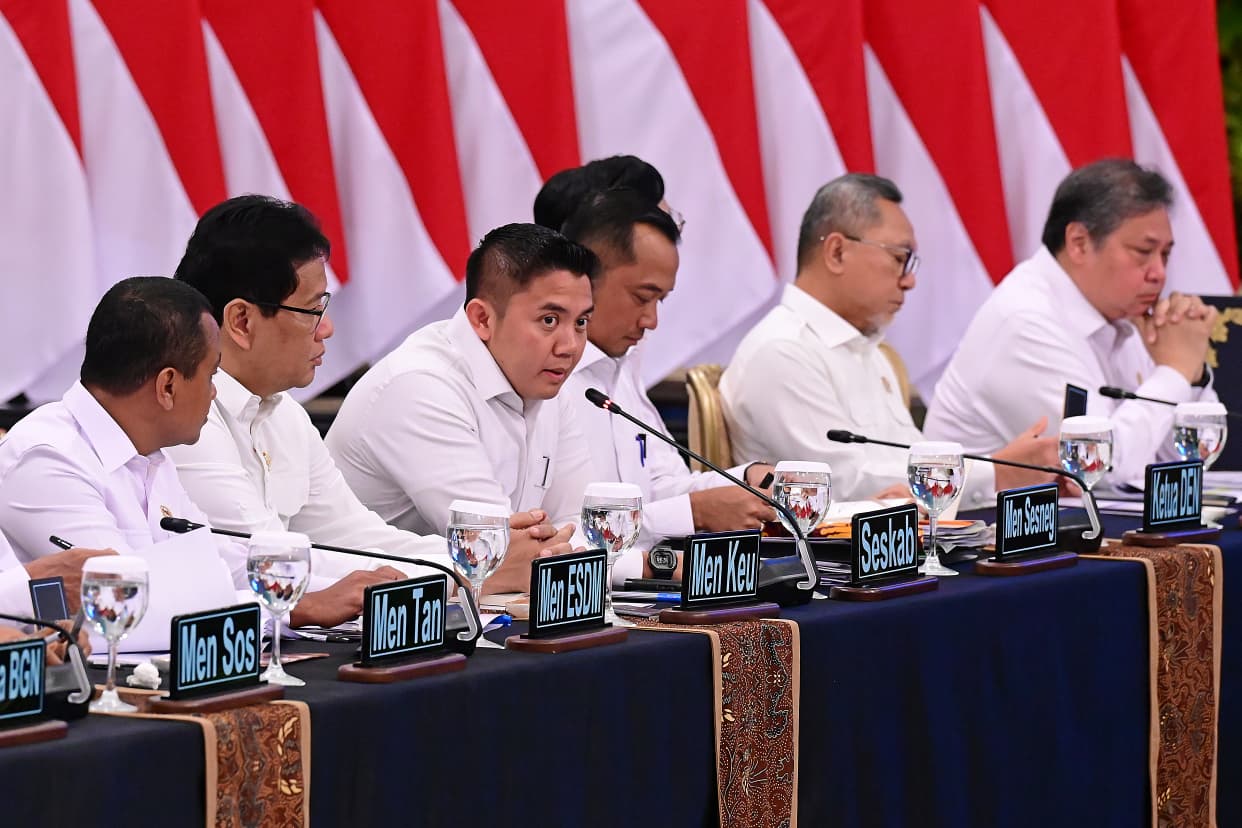 Menko Perekonomian Airlangga Hartaro (paling kanan) saat Sidang Kabinet Paripurna di istana Presiden. (BeritaNasional/Setpres)