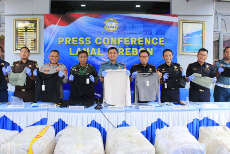 41.280 helai baju ilegal senilai Rp6,1 miliar digagalkan lewat Pelabuhan Patimban. (Foto/Instagram TNI AL)