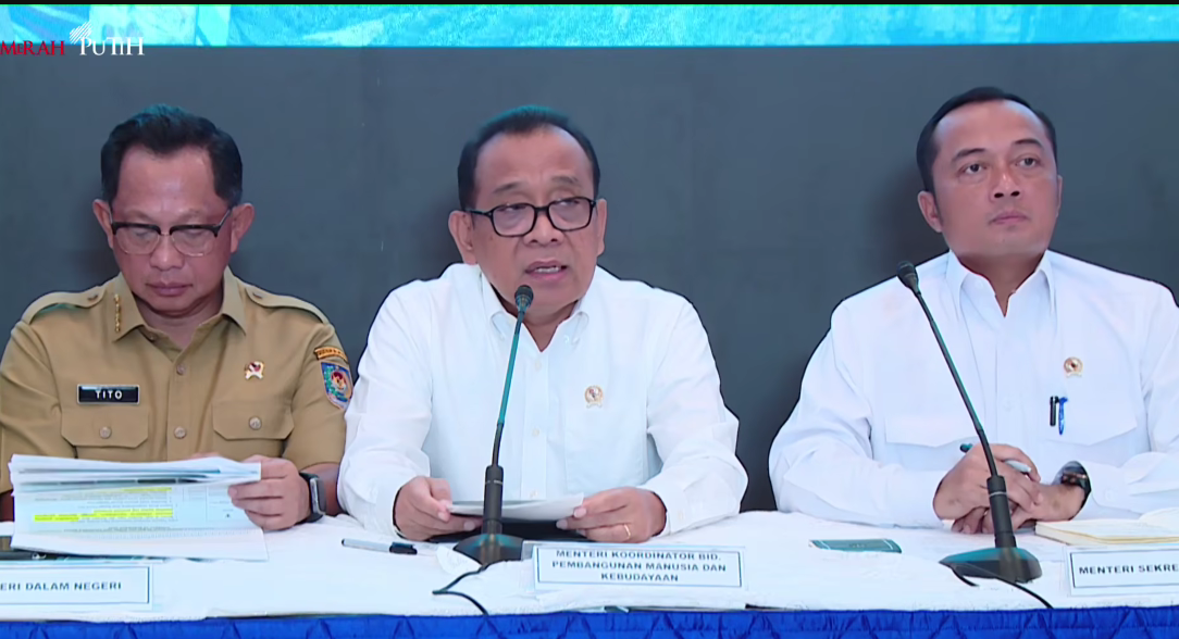 Menko PMK Pratikno (tengah) saat memberikan keterangan. (Foto/YouTube Setpres)