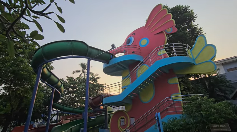 7 hotel ramah anak di Jakarta dengan kids activity seru untuk libur sekolah-Kolam renang anak Mercure Ancol. (BeritaNasional/YouTube Ayo Mari Jalan)