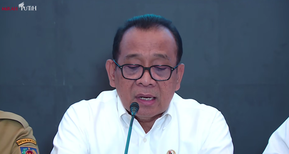 Menko PMK Pratikno saat konferensi pers penanggulangan bencana Sumatera. (Foto/YouTube Setpres)