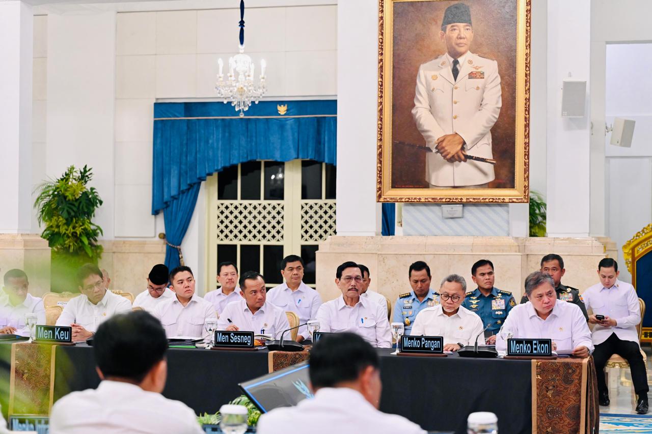 Menko Perekonomian Airlangga Hartarto mengusulkan penerapan WFA saat Nataru ke Presiden Prabowo dalam Sidang Kabinet Paripurna, Senin (15/12/2025). (BeritaNasional/BPMI Setpres)