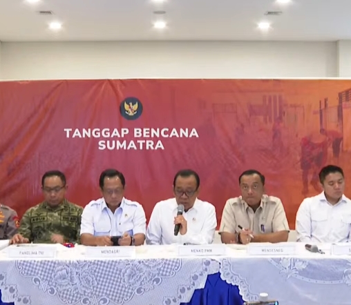Menko PMK Pratikno (tengah) saat konferensi pers Penanggulangan bencana Sumatera. (Foto/Setpres)