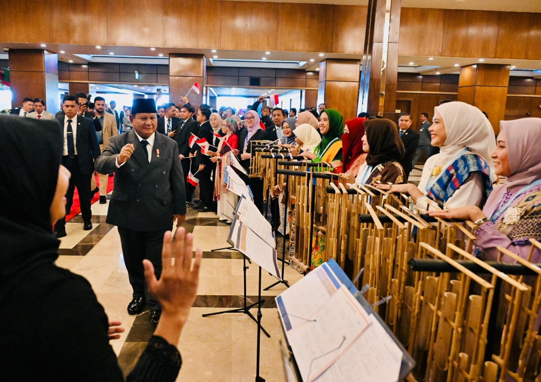 Presiden Prabowo Subianto (kiri) saat disambut WNI di Pakistan dengan alunan angklung. (Foto/BPMI)