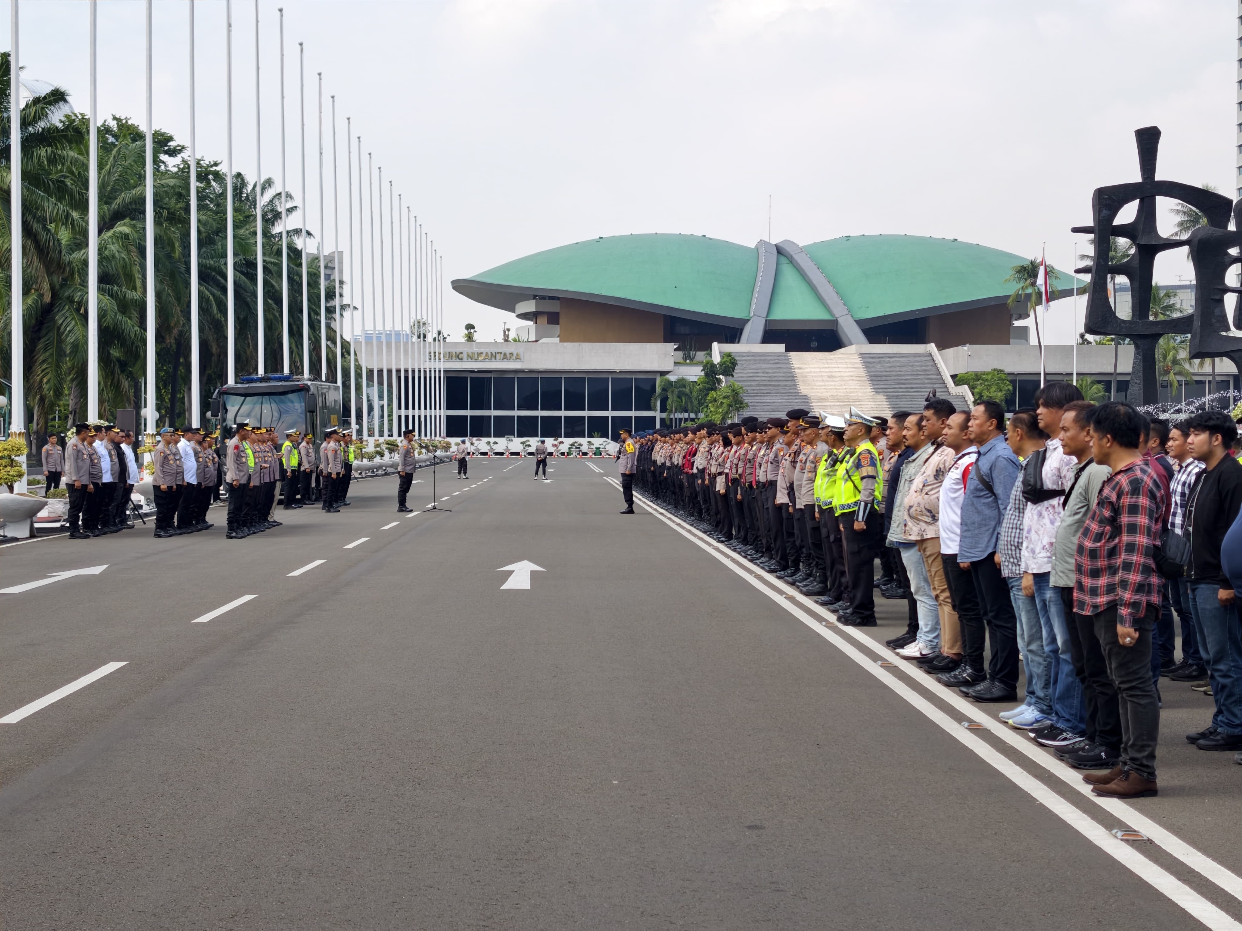 Polisi bersiap mengamankan kunjungan Ketua MPR China Yang Mulia Wang di Jakarta. (Foto/Dok Humas Polda Metro Jaya)