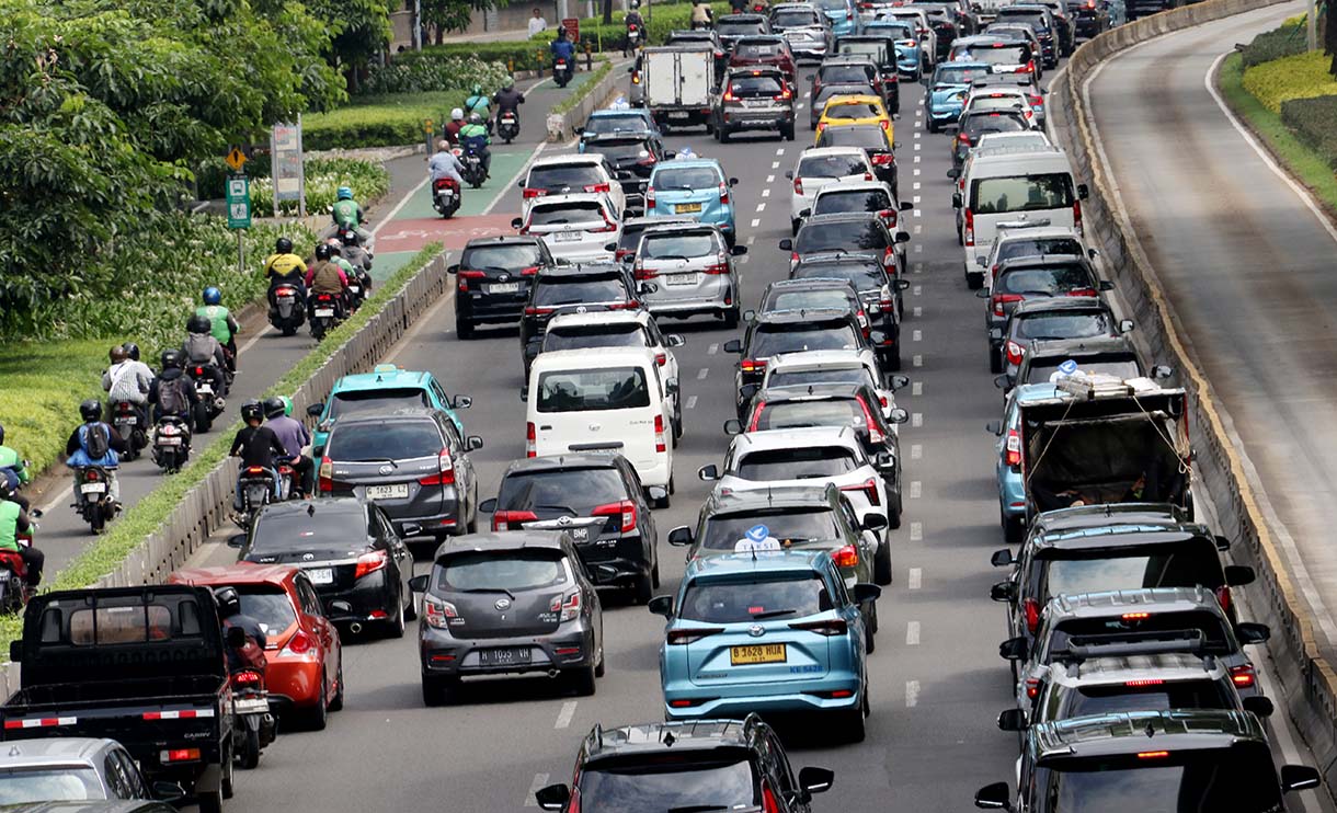 Kendaraan melintas di Jalan Jenderal Sudirman, Jakarta, Rabu (17/12/2025).  (Beritanasional.com/Oke Atmaja)