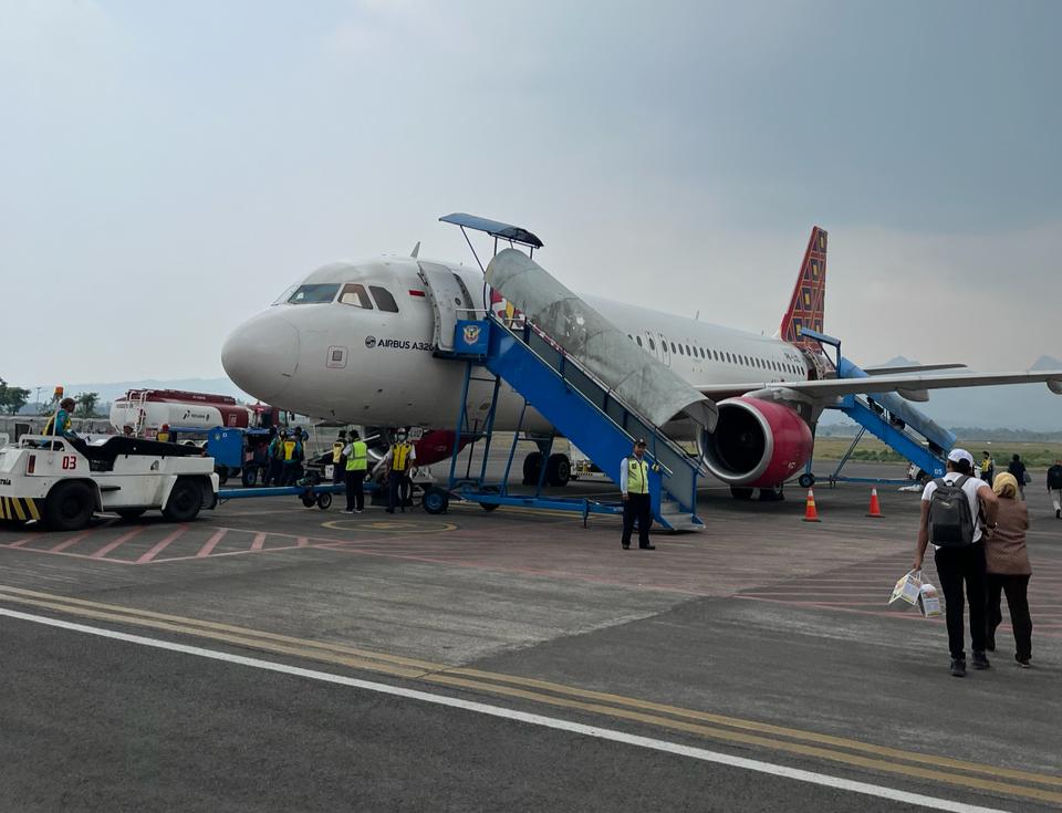 Aktifitas penumpang memasuki pesawat di Bandara Soeta Banten. (BeritaNasional/Harris Tryan)