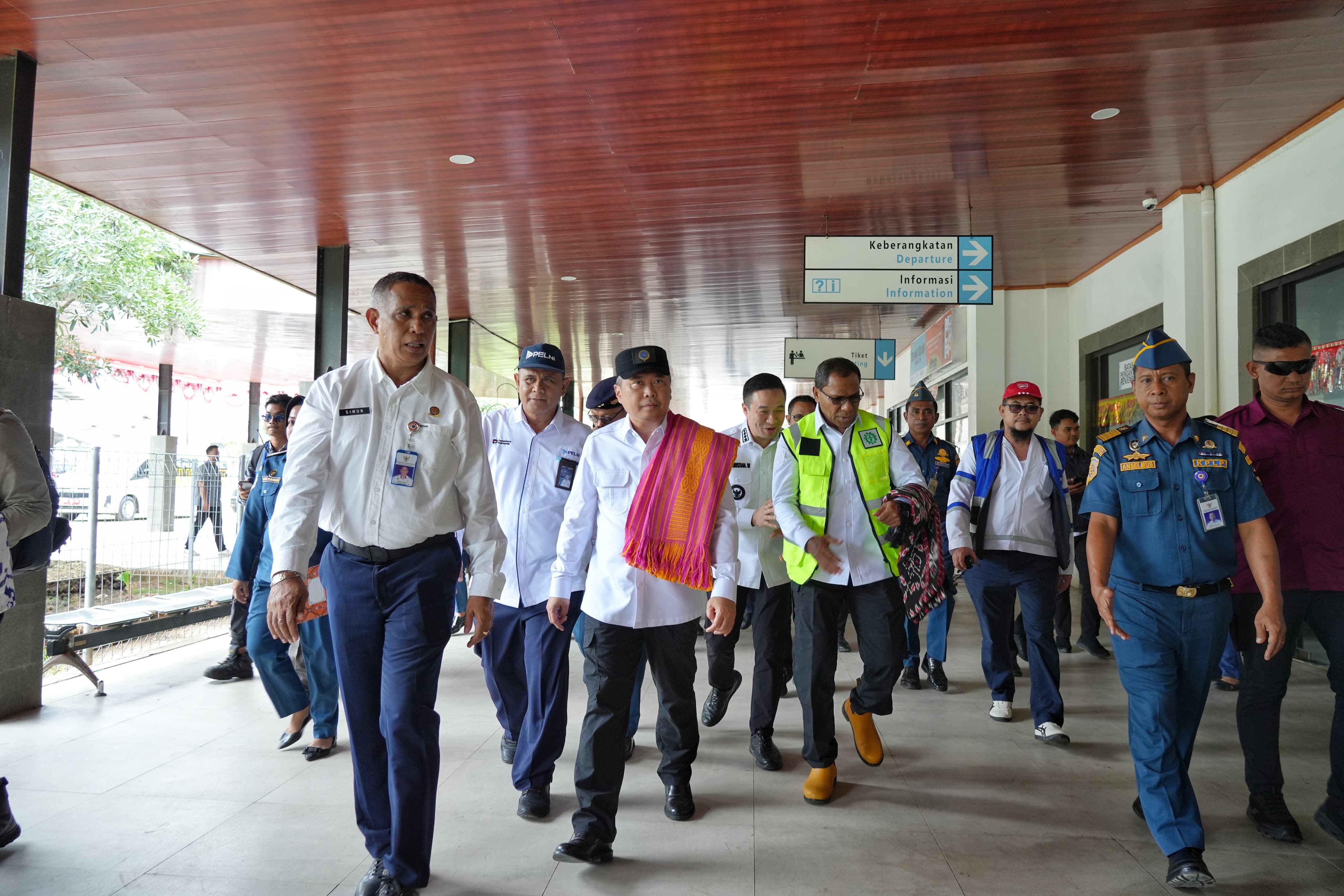 Menhub Dudy Purwagandhi (dua dari kiri) saat memantau kesiapan Nataru di NTT. (Foto/Dok Kemenhub)