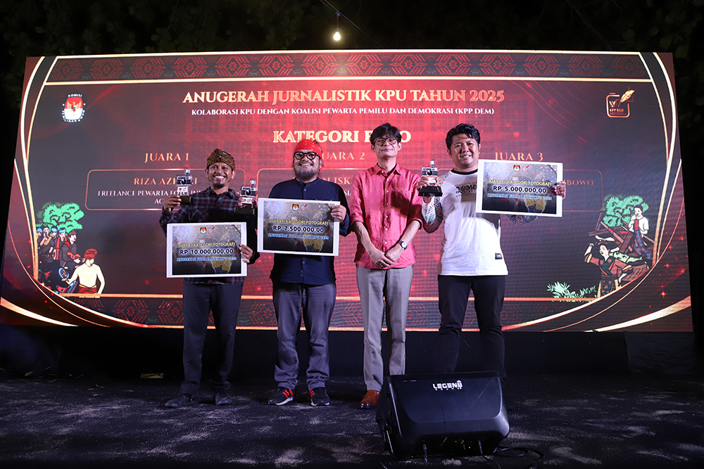 9 Jurnalis dari berbagai daerah meraih penghargaan  lomba Anugerah Jurnalistik KPU 2025. (BeritaNasional/Elvis Sendouw)