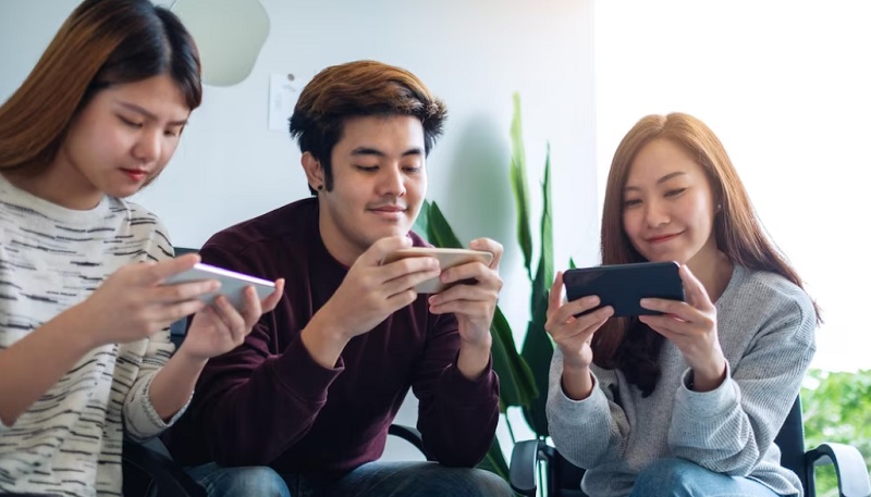 Remaja main media sosial (Foto/Freepik)