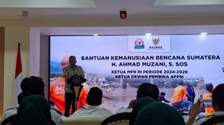 Ahmad Muzani serahkan bantuan Rp800 Juta dari APPSI untuk korban banjir Sumatera. (BeritaNasional/Lydia)