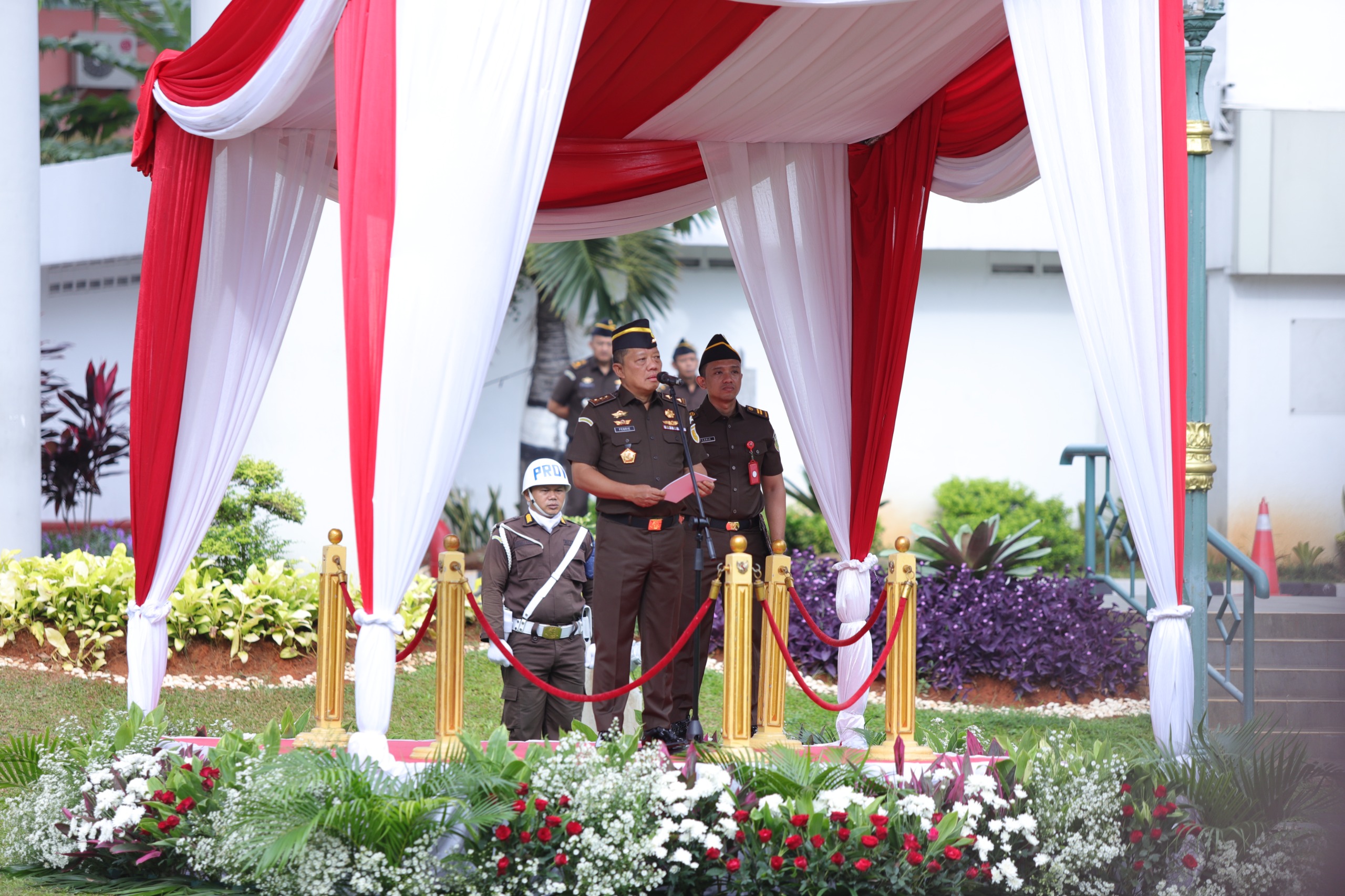 Jampidsus Febrie Adriansyah membacakan arahan Jaksa Agung dalam Upacara Peringatan Hakordia 2025 di Jakarta, Selasa (9/12/2025). (Foto/Humas Kejagung)