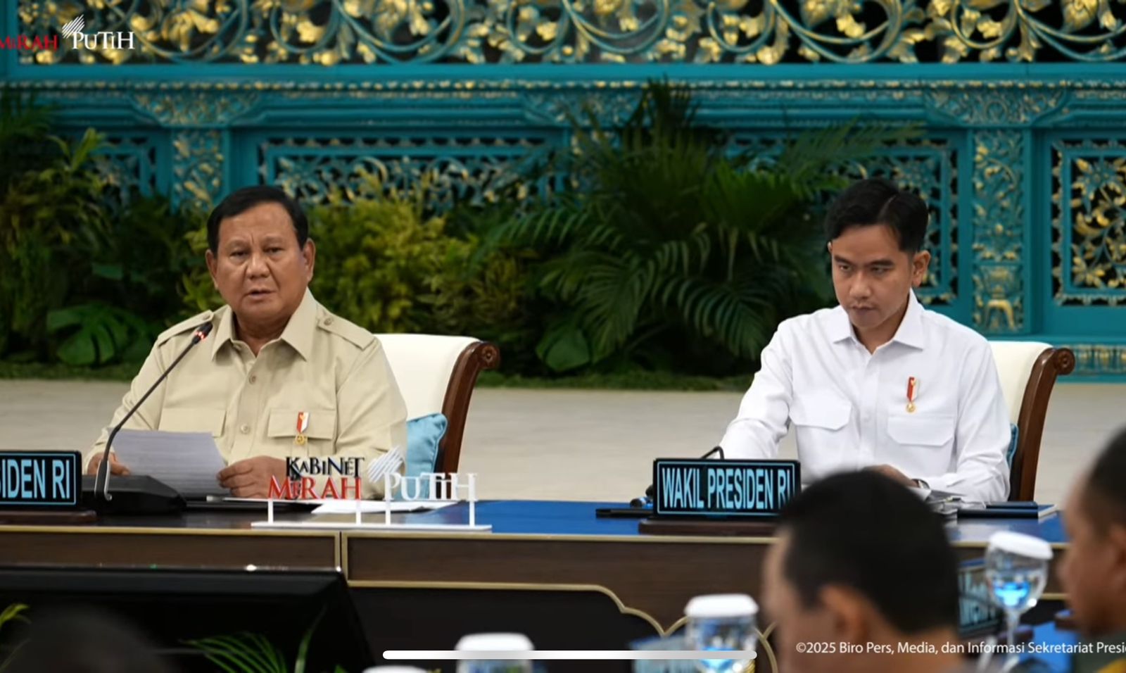 Presiden Prabowo Subianto memberikan pengarahan kepada seluruh kepala daerah Papua. (Foto/YouTube Sekretariat Presiden)