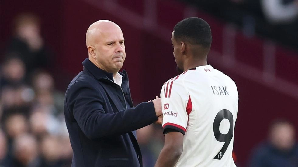 Pelatih Liverpool Arne Slot bersalaman dengan Alexander Isak (kanan). (Foto/liverpoolfc.com)
