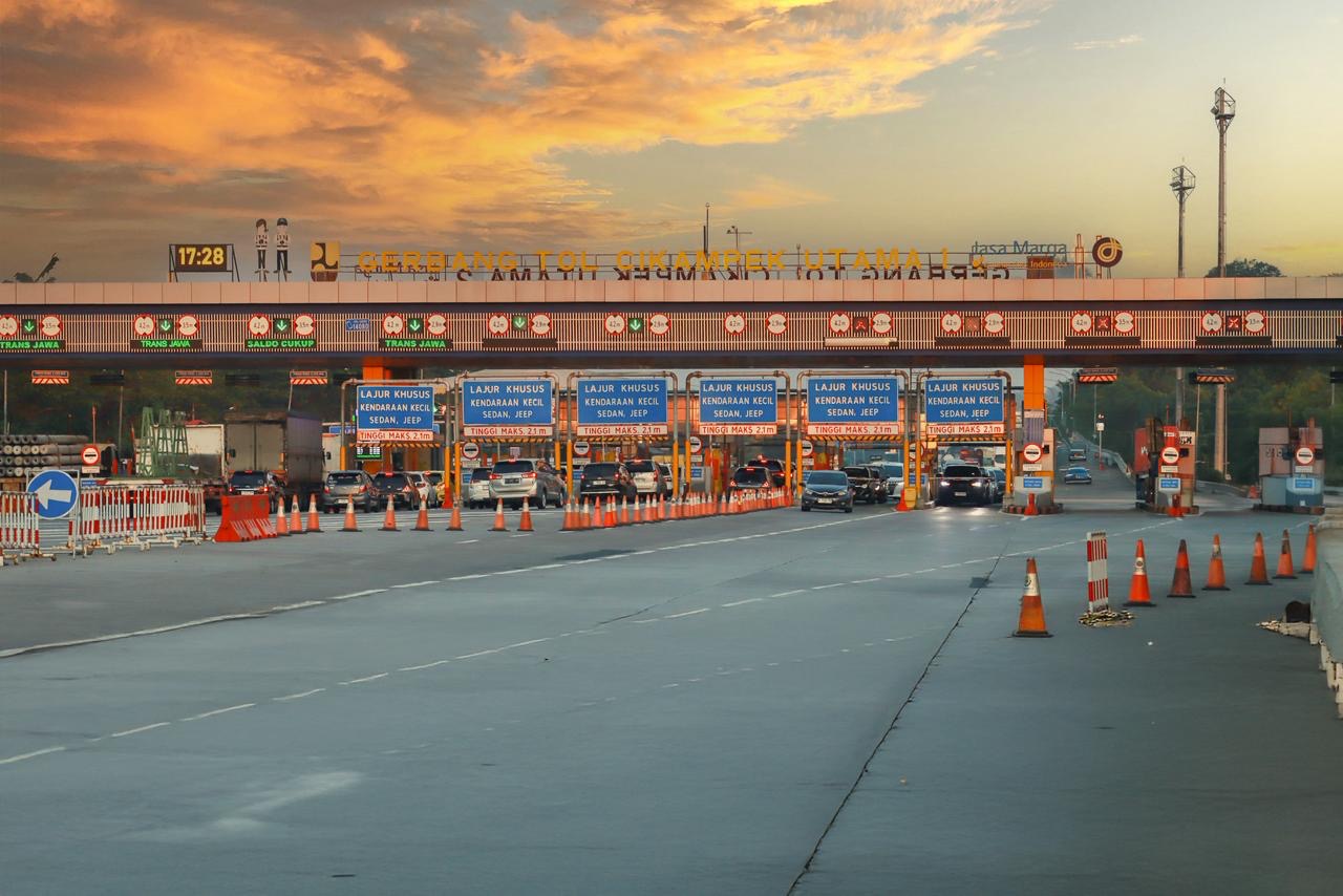 Korlantas ingatkan kendaraan sumbu 3 dilarang melintasi tol saat Nataru. (Foto/Jasa Marga)