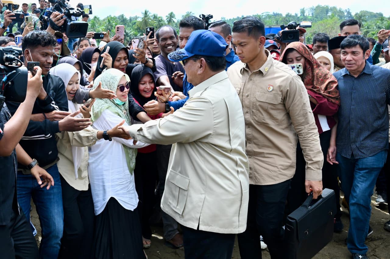 Presiden Prabowo Subianto bertemu warga korban bencana Sumatera di Aceh dan memastikan pemulihan Aceh paska bencana. (BeritaNasional/Setpres)
