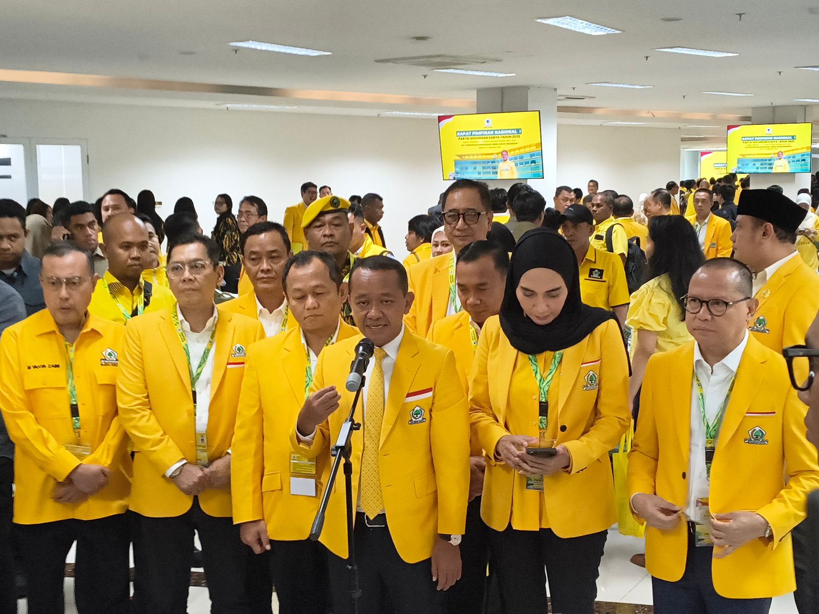 Ketua Umum Partai Golkar Bahlil Lahadalia saat memberikan keterangan pers. (BeritaNasional/Ahda)