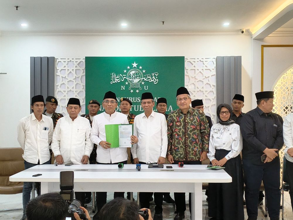 Ketua Umum PBNU Yahya Cholil Staquf alias Gus Yahya (tiga dari kiri) bersama pengurus PBNU di kantornya pada Rabu (24/12/2025). (BeritaNasional/Ahda)