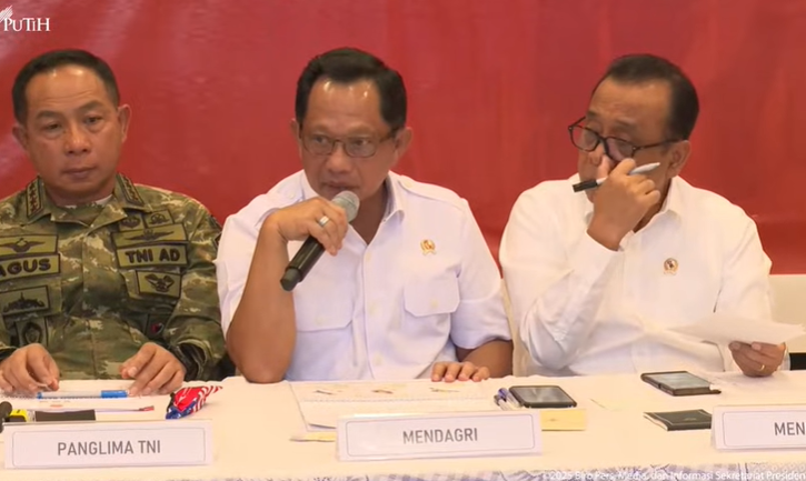 Mendagri Tito Karnavian (tengah) dalam konferensi pers perkembangan penanganan bencana Sumatera di Halim Perdanakusuma, Jakarta, Jumat (19/12/2025). (BeritaNasional/YouTube BPMI Setpres)