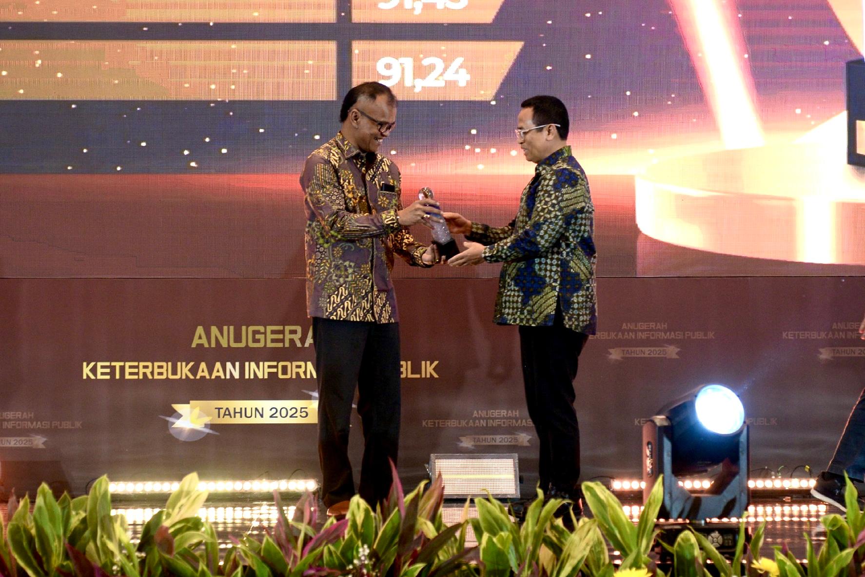 Bawaslu RI meraih penghargaan sebagai Lembaga Nonstruktural Informatif Tahun 2025 dari KIP. (BeritaNasional/Elvis/HO/Bawaslu)
