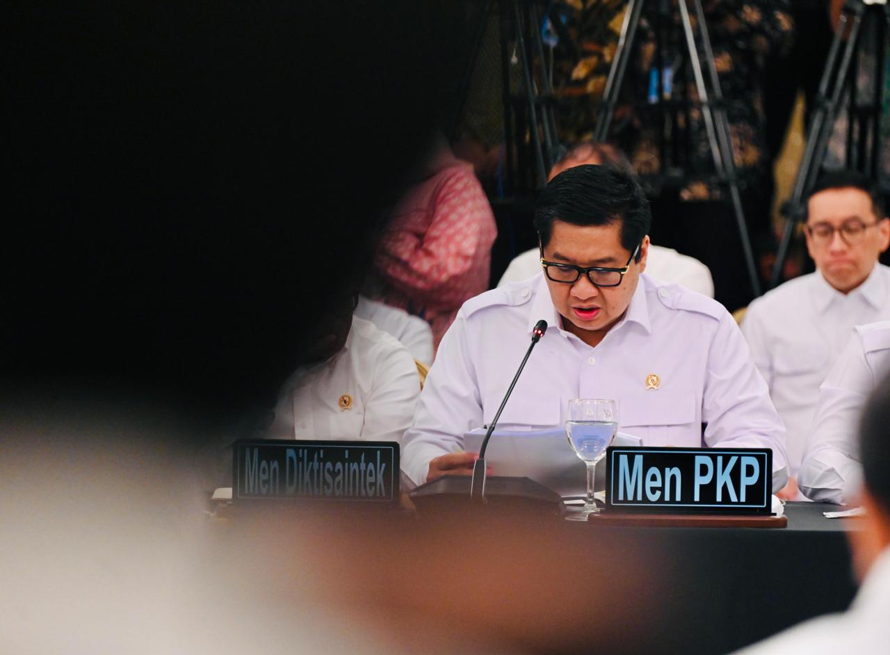 Menteri PKP Maruarar Sirait menyampaikan rumah terdampak bencana Sumatera di Istana Presiden. (BeritaNasional/Setpres)